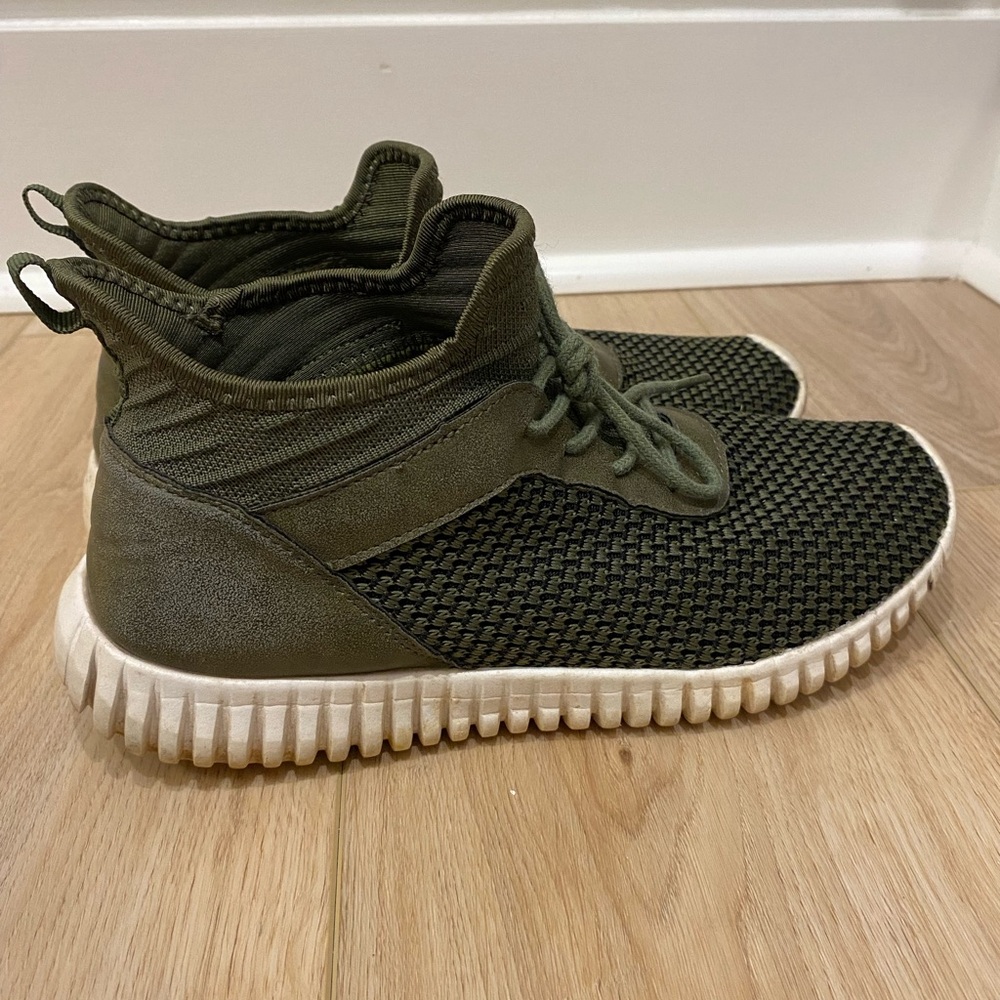 Army green Dirty Laundry brand fashion sneakers